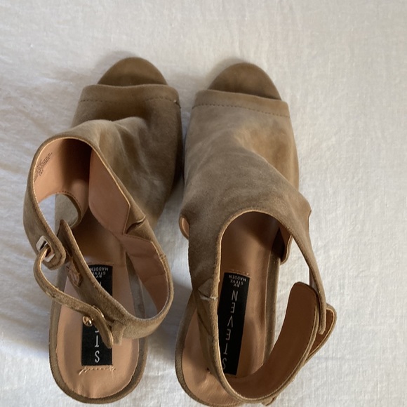 Steve Madden tan suede sandals in size 7 1/2. - Picture 4 of 8
